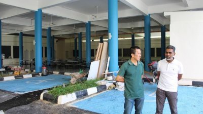 郑雨周（左起）于周二上午前来峇都丁宜巴刹，向承包商沙益了解工程进展。