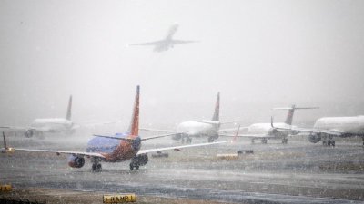 降大雪影响飞行安全，所有飞机都必需除雪后才能起飞。