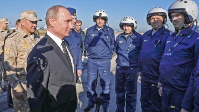 俄罗斯总统普京（左2）与国防部长绍伊古在周一突然造访俄罗斯驻叙利亚赫迈米姆空军基地，并宣布从叙利亚撤军的消息。