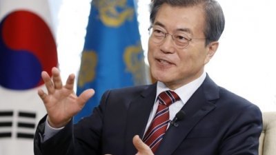 韩国总统文在寅周五在青瓦台，接受中国央视专访。
