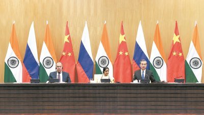 中国外交部长王毅（右起）、印度外长斯瓦拉杰和俄罗斯外长拉夫罗夫，周一在新德里出席中俄印外长第15次会晤后，共同召开记者会。