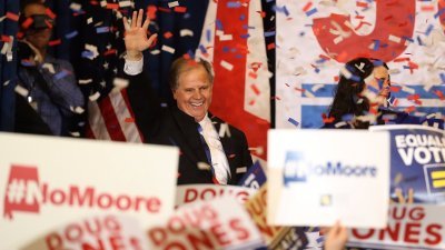 民主党候选人琼斯（图）在亚拉巴马州参议员补选中，以不足1%的优势打败共和党的穆尔，为民主党在明年的国会中期改选注入强心针。