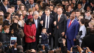 法国总统马克龙（中），周二与出席“一个地球”峰会的联合国秘书长古特雷斯（左2起）、世界银行总裁金墉，以及印度洋非洲岛国科摩罗总统阿苏马尼，在峰会上握手拍照。