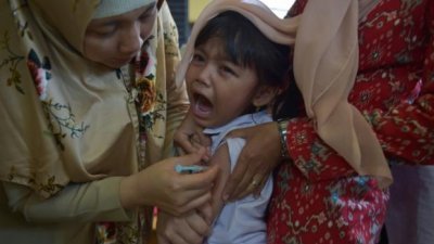 白喉疫情广泛爆发，已经造成数十人死亡。图为孩童接种疫苗。