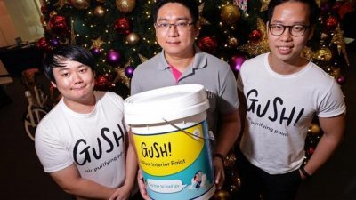 LivinWall创办人王卧辰（左起）、焦培成和梁凯壹，展示花了两年时间研发的可净化空气油漆Gush。