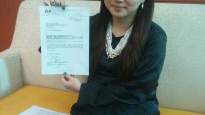 杨巧双出示雪州反贪污委员会的信函，指甘榜双溪尤事件没有涉贪，但布城反贪会却在昨日上门索取文件。