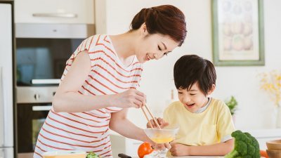 陈智渊认为，家长应该让孩子进厨房。从小接触厨具，可以让他们的手脚变得更灵活，并促进智力发育。