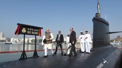 印度总理莫迪在服役仪式上发言中，对“卡尔瓦里”号潜艇寄予厚望，强调随着该潜艇服役，印度海军“开始一段新的旅程”。除表达对该潜艇的期望，莫迪亦在发言中强调潜艇是其“印度制造”倡议中一个成功的范例。图为莫迪走在“卡尔瓦里”号潜艇上。
