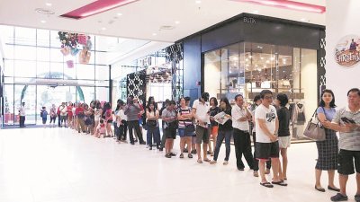 佰乐泰商场周六上午重新运作，吸引大批消费者排队进入领取礼券。