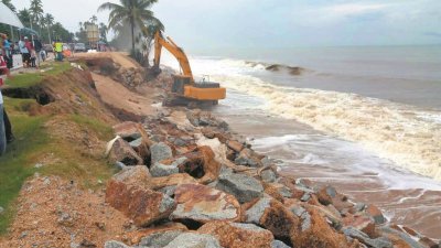 全国有55.4公里的海岸线遭到严重侵蚀，包括登嘉楼的瓜拉尼鲁斯（图）。政府将从明年起，为当地的海岸侵蚀防治工程，展开测量、采买谘询等多项工作。