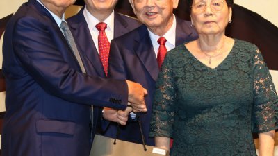 启德行集团董事主席刘瑞源（左起）在董事经理拿督刘利康（中）的陪同下，赠送纪念品给为公司服务51年的集团董事邱传恭与夫人。