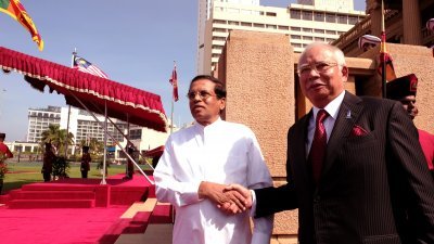 纳吉（右）周一拜访斯里兰卡总统府，获得西里塞纳的热烈欢迎。
