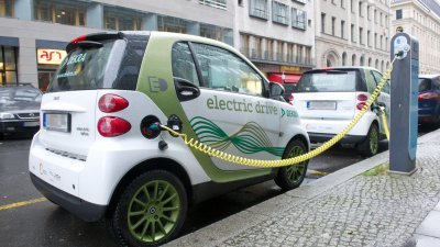 全球汽车工业走向电动车的步伐加快，车厂明年起将推出新款的纯电动车，电池晶是否自制，在德国再度成为话题。