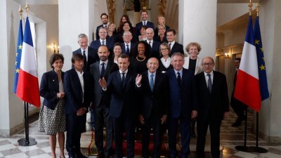 根据法国公务生活透明度最高委员会公布的内阁部长个人资产，法国内阁成员中超过1/3的是百万富翁。这是法国总统马克龙（前排中）在今年5月18日，与内阁部长们召开首次内阁会议后，在爱丽舍宫的楼梯间拍摄大合照。