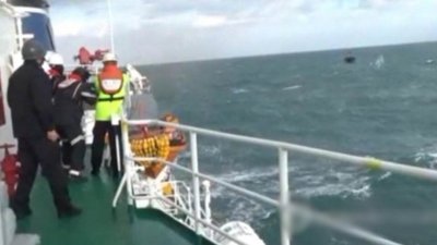 韩国海警向40艘越境捕捞的中国渔船发射实弹示警