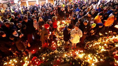 德国柏林的布赖特施德广场举行活动纪念圣诞市集恐袭案发生一周年。