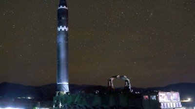消息指朝鲜欲把炭疽菌装上洲际导弹，图为火星15型洲际导弹。