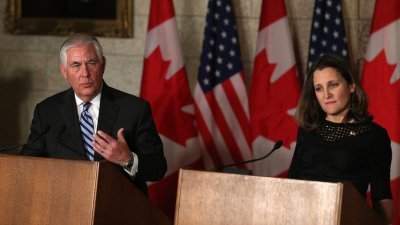 加拿大外长弗里兰（右）与美国国务卿蒂勒森在渥太华的国会山庄召开联合记者会，宣布会在明年1月16日举行外交部长会议，讨论朝鲜核危机。