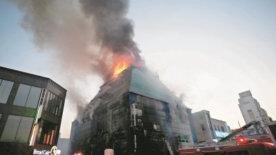 忠清北道堤川市一座健身中心失火后，火势迅速蔓延整栋大厦瞬间陷入一片火海，灾场顶楼火光熊熊，滚滚浓烟直冲上空。