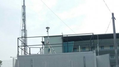位于昔加末的空气品质监测站耗资170万令吉建设，采用可侦测PM2.5细悬浮微粒的全自动化操作系统，可每小时在网上公布“即时数据”。