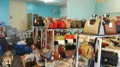 贸消局在威中3间店铺，起获大批的名牌膺品手提袋，价值10万3400令吉。