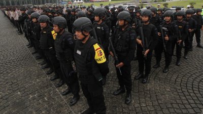 印尼警方在雅加达等待分配任务，印尼在圣诞节和元旦假期期间将会出动18万保安人员治安。