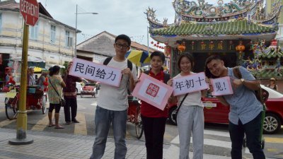 郭素岑（ 左2 ） 带领志工（ 左起）许嘉恒、吴敏瑜及李金豪，向媒体汇报筹办庙会的进展。