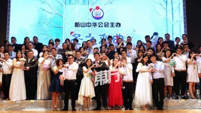 33对新人选择在圣诞节这天，参与新山中华公会“冬之恋曲”集体结婚注册仪式，携手迈入人生新篇章。（摄影：刘维杰）