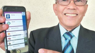 再纳胡申出示“马六甲精明停车”系统的手机应用程式。