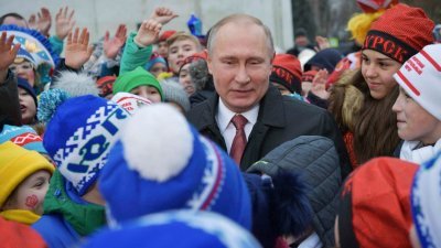 俄罗斯总统普京周二在与阁员开会前，在克里姆林宫附近的主教座堂广场与一群小朋友会面。普京在当天获得支持者提名，以独立身份参选明年3月的总统选举。