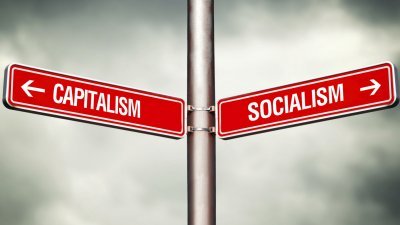 资本主义（Capitalism）和社会主义（Socialism），相互争执了百年，哪一种制度比较优胜呢？（图取自互联网）