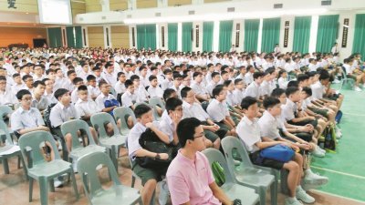 周四约有400名新生到槟城钟灵报到，他们皆由教育部分派至钟灵中学，不包括董事的推荐班。