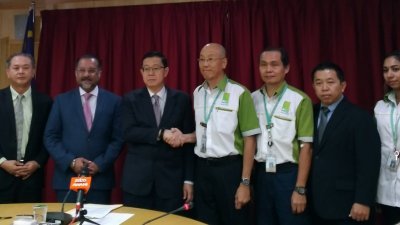 林冠英（左4起）与升旗山机构总经理石礼兴，宣布升旗山缆车服务将重新开放的好消息。