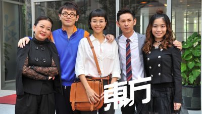 林奕廷（ 左起） 、张熙恩、林绿、庄可比和陈子颖在新剧《我的非一般岳母》中的关系和感情戏诛般交缠，闹出不少笑话。
