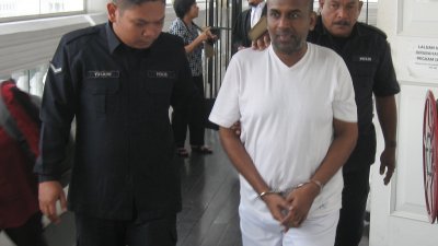 卡纳帝（左2）闻判后被庭警带出法庭，神情淡定。