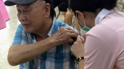 台湾流感疫情渐升温，较容易受感染的长者到医院接种疫苗。