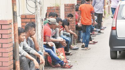 孟加拉籍人士为处理本地签证和工作准证等事宜，涌到位于安邦镇的孟加拉大使馆，他们从早上天未亮就排队到天黑才离开。排队人龙长至他人商店门前徘徊，见累便席地而坐，无奈不经意的举动却影响当地人的生活。