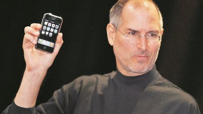苹果公司创办人乔布斯，2007年在三藩市举行的苹果科技大会上，将iPhone介绍给全世界，给人们的生活带来巨大改变。