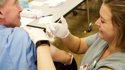 [1:24 PM, 12/30/2017] +60 12-303 6346: 为应对年底冬季将爆发流感，美国田纳西州在9月已为民众提供免费疫苗接种。