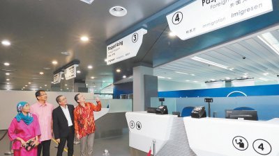 阿都玛烈（左2起）、德力巴西尔及郑修强参观机场新建华文告示牌。（摄影：刘维杰）