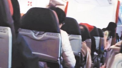亚航客机空中惊魂，客机严重颤动，幸最终有惊无险安全著陆，但因机师 一度呼吁机上乘客一起祈祷，引发争议。