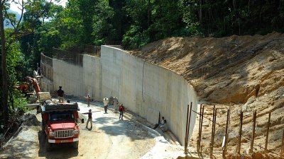 极乐寺通往亚依淡水坝的防崩墙已竣工，预料一周内完成铺路 工作后，就可重新开放给民众使用。（摄影：蔡开国）