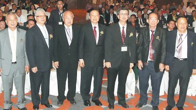 众嘉宾在马来西亚林氏宗亲总会举办第16届2017年全国会员大会前，一起合照。左起为林 忠男、林城、林玉唐、林伟才、林福山、林钦荣和林伯才。（摄影：张真甄）