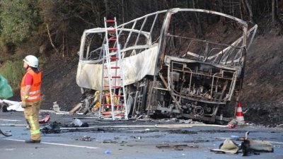 德国警方表示，1辆观光巴士3日在南部巴伐利亚邦与拖挂式卡车相撞后起火，恐造成多达18人丧命。