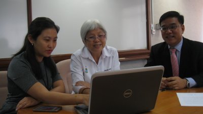 沈佩蓉（左起）向章瑛及黄汉伟讲解，槟州政府华校及教会学校制度化拨款的事项。