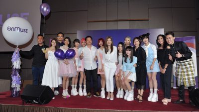 陈珂冰（左2起）、李佩玲、Muse Girls、黄炳智、黄嘉千、Maisarah及Meernash盛装打扮出席媒体见面会。