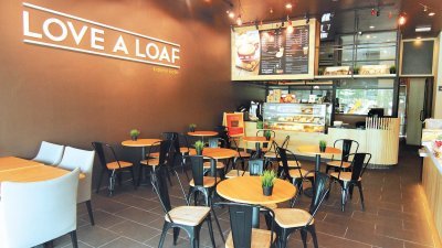 Love A Loaf位于槟岛丹绒道光的分店，设计走温暖休闲风格。