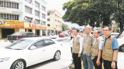 赵志刚（右4）与蒲种民政党区部领袖巡视蒲种市中心商业区改道计划，并要求市议会恢复原本的交通设计。