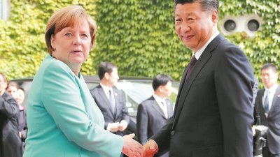 德国总理默克尔（左）周三在总理府，迎接到访的中国国家主席习近平。