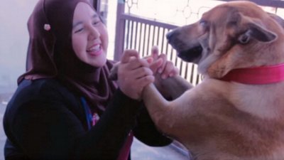 一名马来女子在面子书发布养狗短片引起关注。